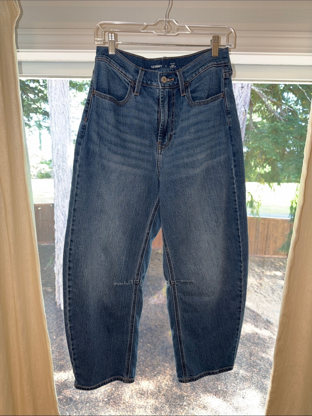 Old Navy | Women’s High-Rise Wow Barrel Leg Jeans in Size 4